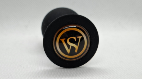 Czarny korek analny Sassy World Noir z złotym logo w limitowanej edycji Czarny korek analny Sassy World Noir z złotym logo w limitowanej edycji