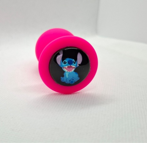 Różowy korek analny „Stitch” – silikonowy butt plug z grafiką niebieskiego bohatera z wielkimi uszami.